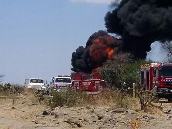 Continúan las labores para apagar el incendio en toma clandestina