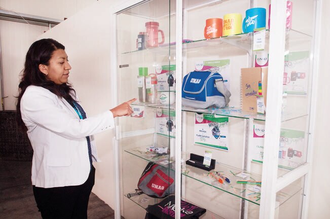 Con una gama de 70 productos, desde lápices, goma o sacapuntas, hasta una corbata, mascada o rompevientos, se busca promover y fortalecer la identidad de la Universidad Aeronáutica en Querétaro  (FOTO: RICARDO LUGO. EL UNIVERSAL)