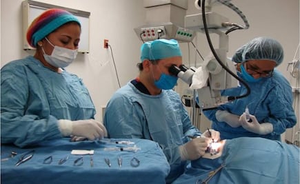 Mujer dona riñón a su hijo y lo trasplantan con éxito en Veracruz