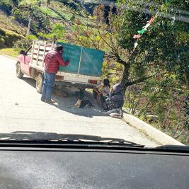 Profe pega pizarrón en su camioneta y da clases por la Sierra Gorda de Querétaro
