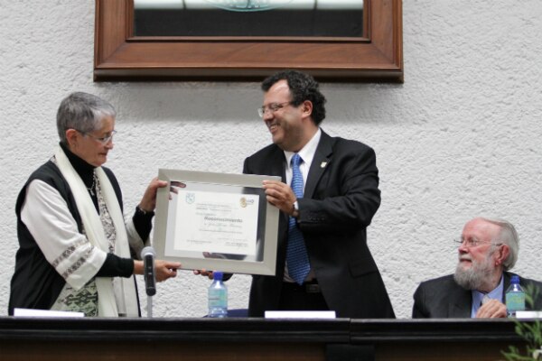 Homenajea UAQ a locutora 