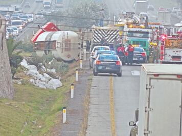 Caos vial: Choque de tráileres 