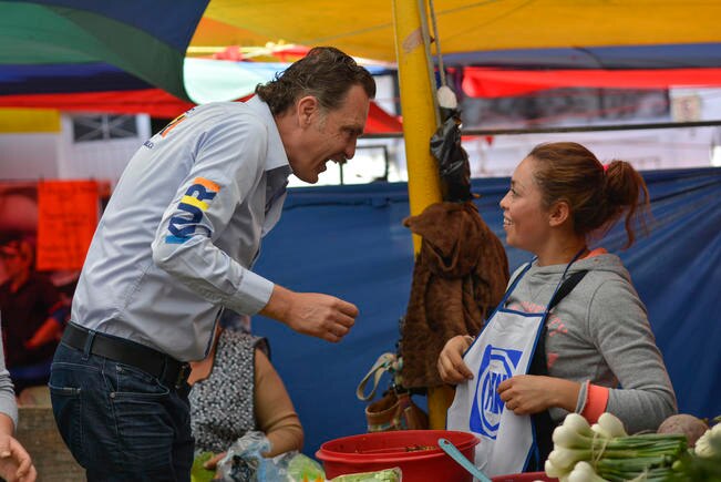 Durante su visita al mercado de Satélite, Mauricio Kuri dijo que su campaña es de mucha suela, sudor y saliva.