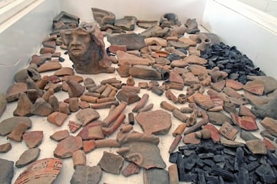 Abandonan y saquean pirámide