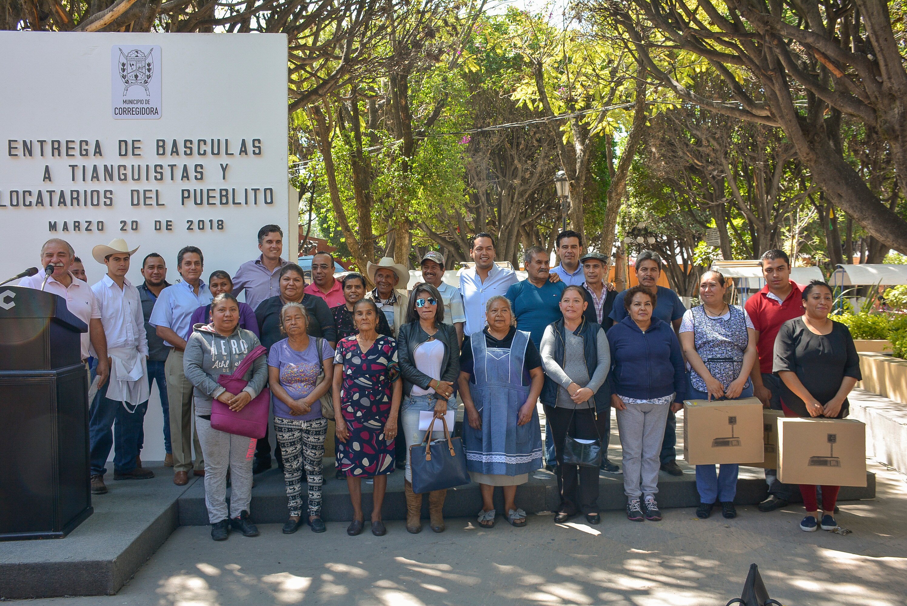 40 comerciantes reciben balanzas