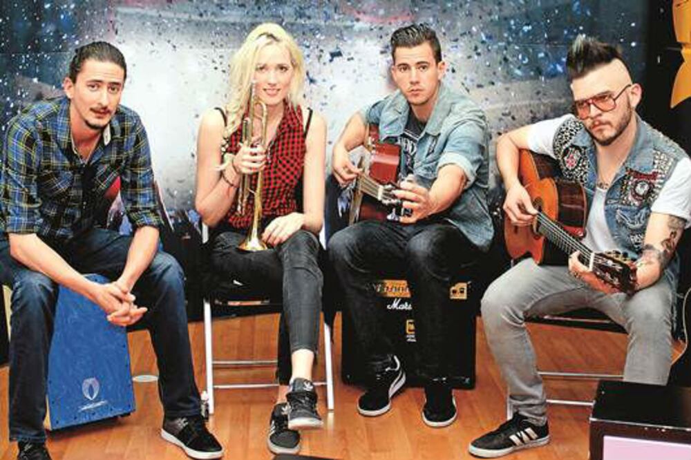 Jenny and the mexicats apoya la independencia