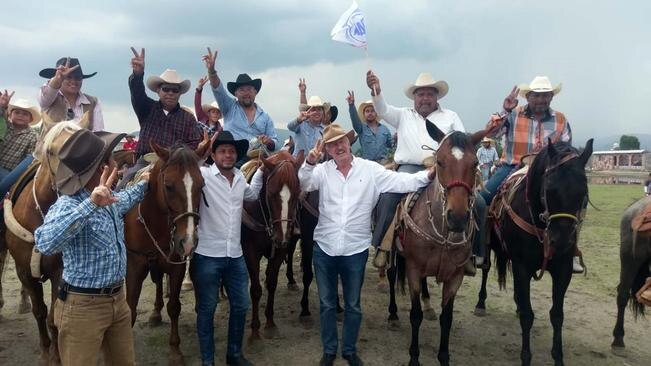 Vega lidera cabalgata y presenta propuestas