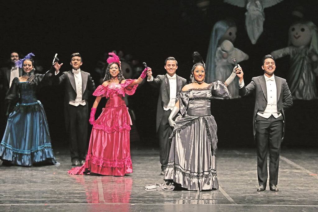 La Orquesta Filarmónica del Estado de Querétaro entonó el vals Club Verde y Aleja ndra en el que se realizó la pasarela de los vestidos que confeccionaron las internas del Cereso femenil (GONZALO IBÁÑEZ/ EL UNIVERSAL)