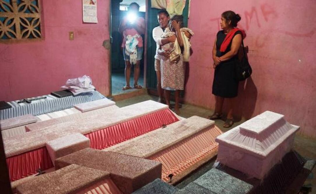 Los cuerpos comenzaron a entregarse durante la madrugada. (Edwin Hernández/ EL UNIVERSAL)