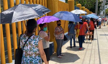 “Es un desastre, prefiero volver cuando no haya fila y busquen gente para vacunar”, dicen adultos de Oaxaca