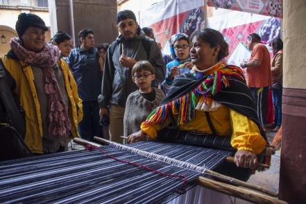 Entretejiendo conciencia: Mujeres bordadoras de Amealco