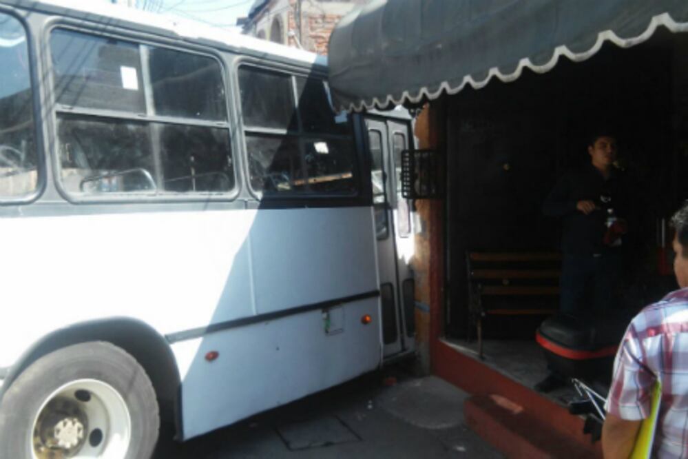 Embiste camión de transporte público domicilio