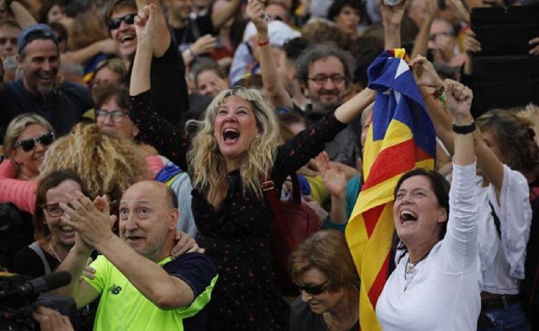 Decenas de miles de independentistas estallan de júbilo en Barcelona