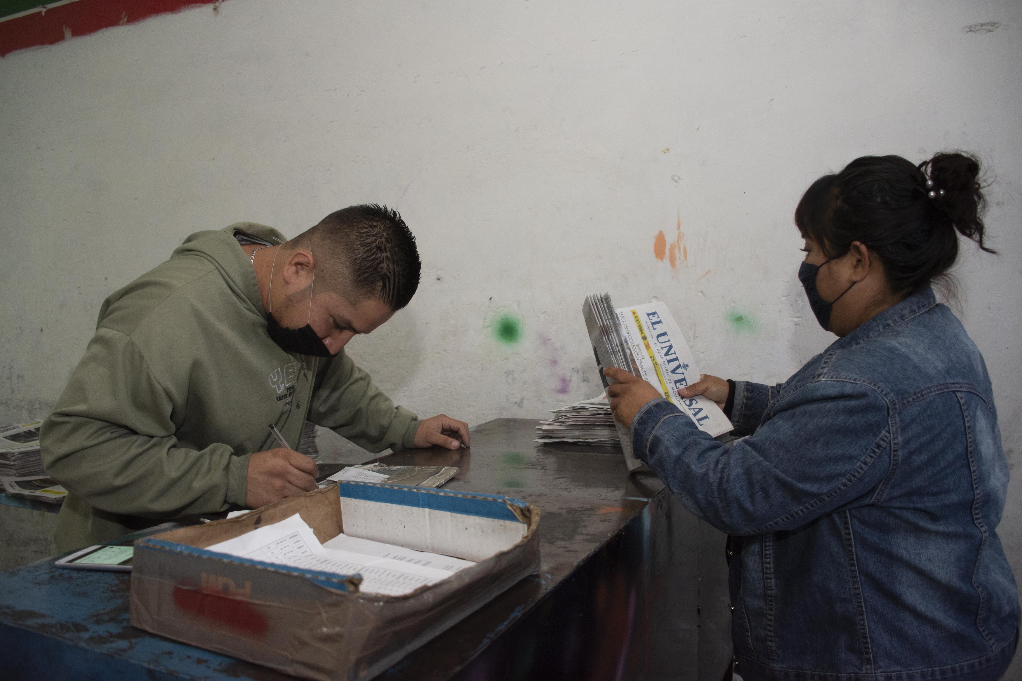 Resistencia. Voceadores sortean embates