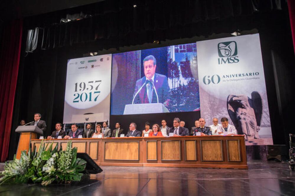 Al encabezar el surgimiento del IMSS en Querétaro, el delegado federal aprovechó para anunciar que está aprobado el proyecto para ampliar el hospital de San Juan del Río, a la espera de que se den los recursos para iniciar la obra (DEMIÁN CHÁVEZ)