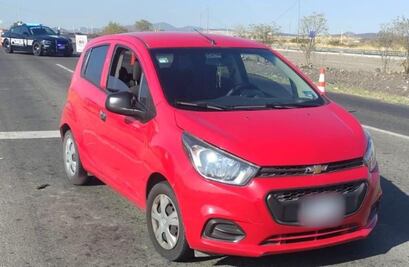 Detienen a pareja por posesión de arma de fuego y billetes falsos