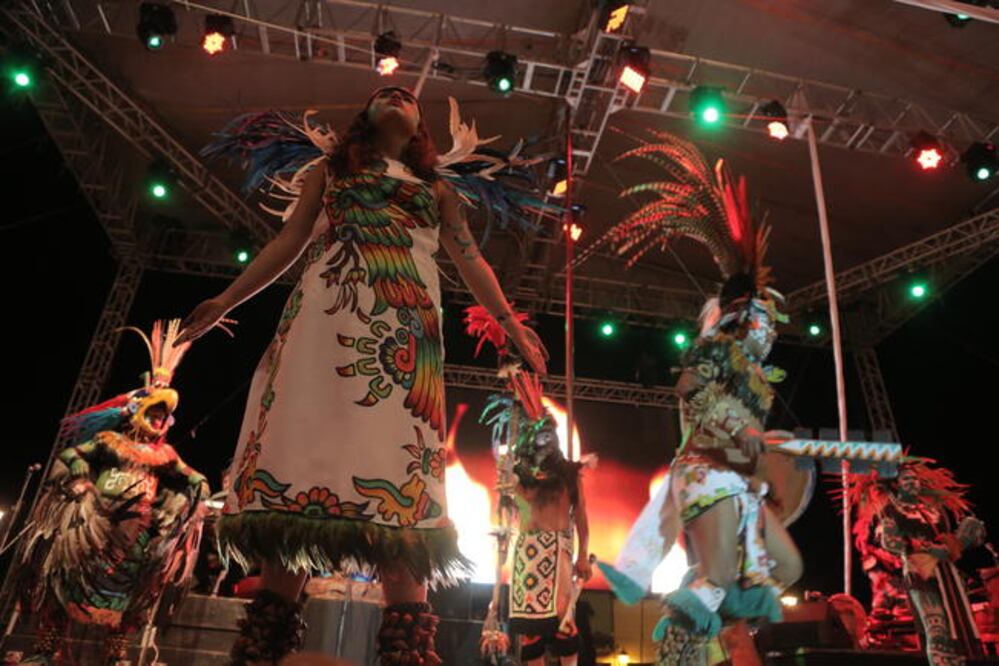 Los vistosos penachos y coloridos atuendos que portaban los actores atrajeron la atención del público. (FOTOS: GONZALO IBAÑEZ. EL UNIVERSAL)