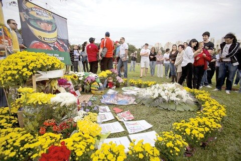 Visitan miles la tumba de Senna