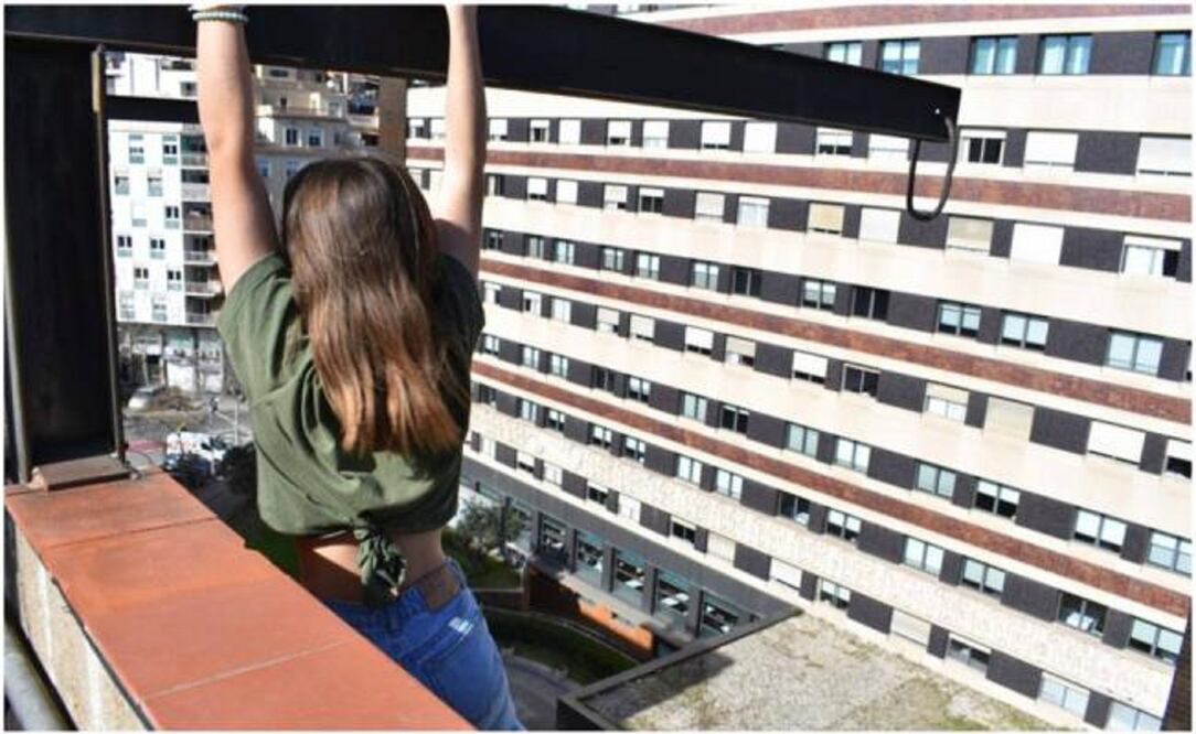 La joven no fue capaz de volver al techo, por lo que los agentes tuvieron que acudir para evitar un trágico desenlace