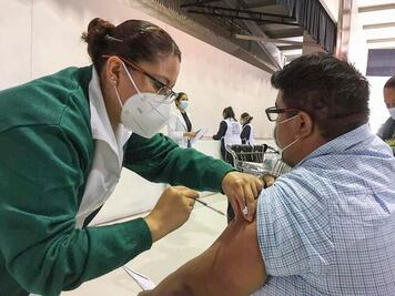 Universidad Autónoma de Querétaro pide aplicar otra dosis de CanSino a catedráticos