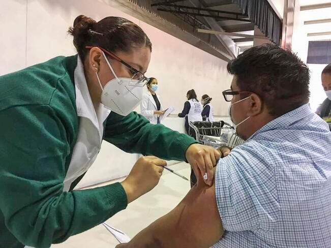 Universidad Autónoma de Querétaro pide aplicar otra dosis de CanSino a catedráticos