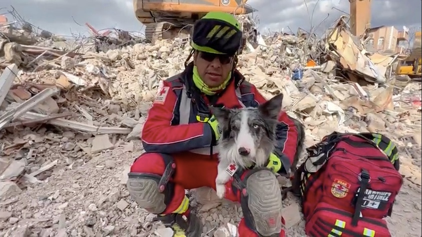 Video. Balam y Edgar Martínez ya rescataron a una persona con vida en Turquía