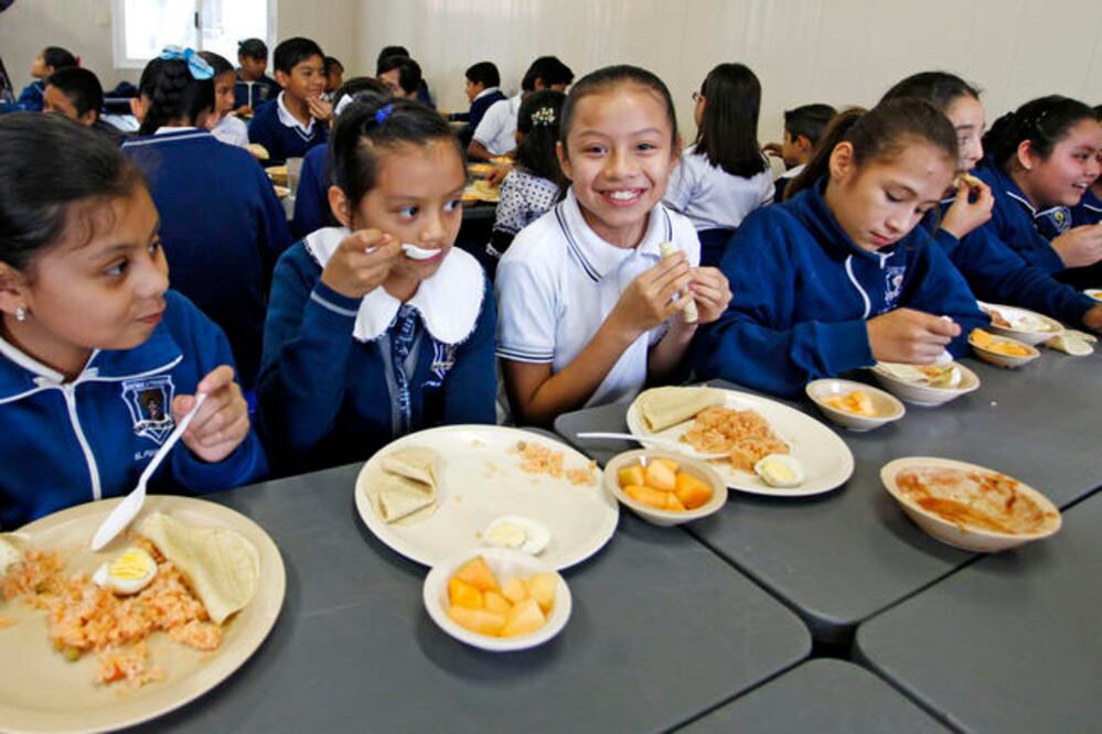 El convenio con la Cámara Mexicana de la Industria de la Construcción consiste en que éstos aporten recursos para las aulas-cocina cada que ganan una licitación para obras de la Comisión Estatal de Aguas, la SDUOP o la CEC (ESPECIAL)