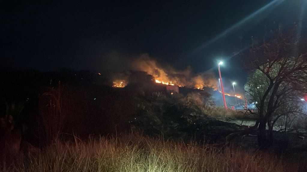 Incendio cerca del Centro de Congresos consumió 2 hectáreas; descartan daños en El Tángano