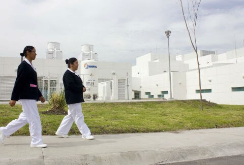 Dona UNAM equipo médico 