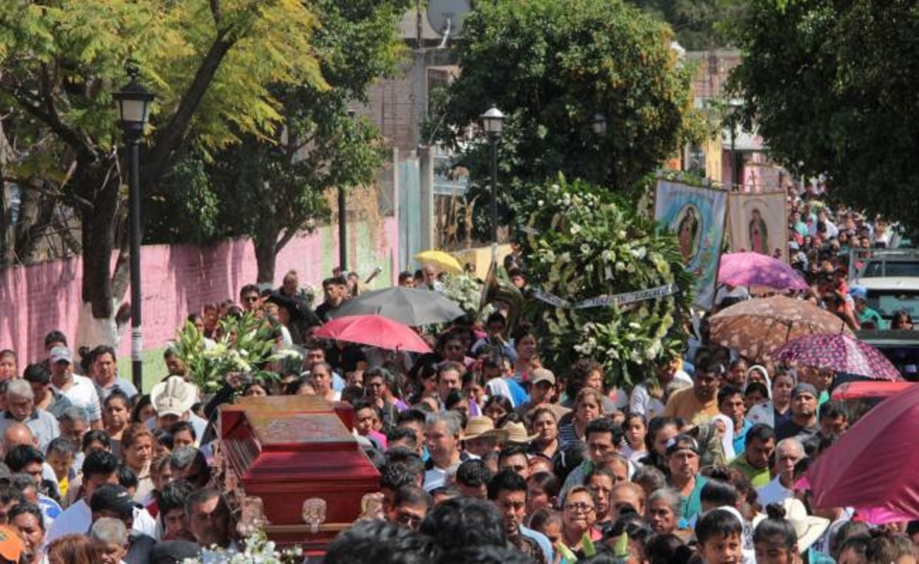 Los restos del sacerdote Germaín Muñiz García son trasladados para una misa de cuerpo presente en el poblado de Apango (Foto: EFE)