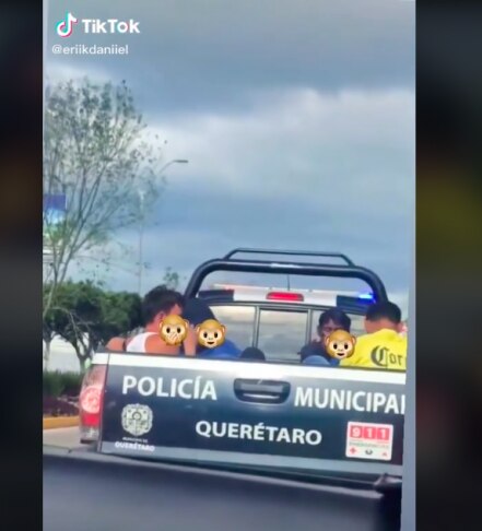 Vuelven a viralizar a sujetos fumando presunta marihuana a bordo de una patrulla en Querétaro