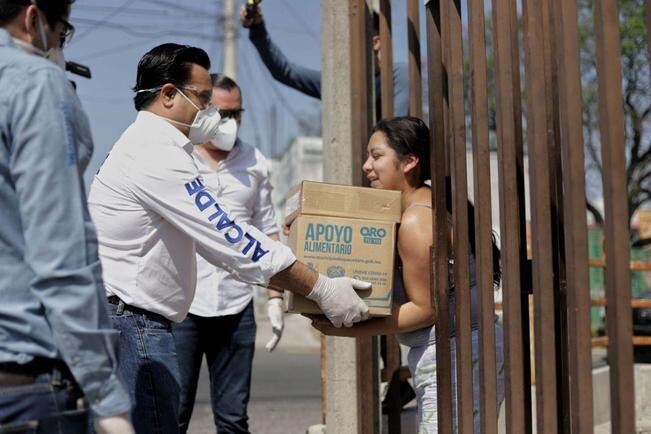 Para enfrentar la pandemia, dan más de 74 mil despensas a familias queretanas