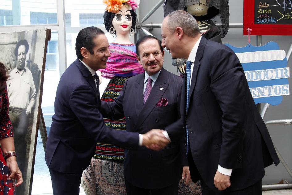 Acompañado, entre otros, del Director General de El UNIVERSAL, Licenciado Juan Francisco Ealy Lanz Duret; del gobernador del estado, Francisco Domínguez Servién, y del director editorial de EL UNIVERSAL Querétaro, José Antonio Gurrea, el Licenciado Ealy Ortiz inauguró la muestra de las primeras planas más emblemáticas del esta casa editorial que este año llega a 101 años de vida.