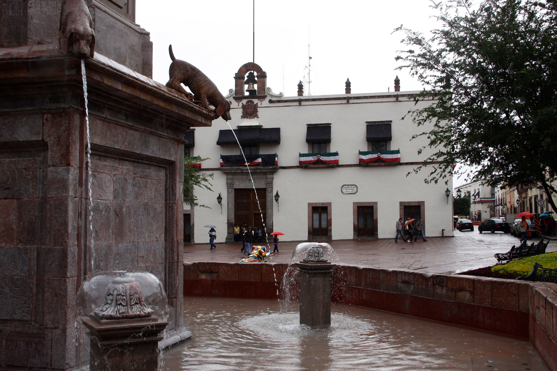 Para llegar al centro, dejarías el auto en un estacionamiento periférico y te trasladarías en autobús