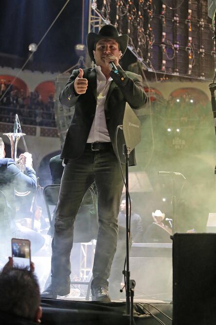 Julión y sus ídolos casi llenan la Plaza Santa María 