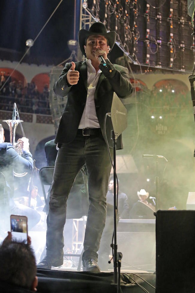 Julión y sus ídolos casi llenan la Plaza Santa María