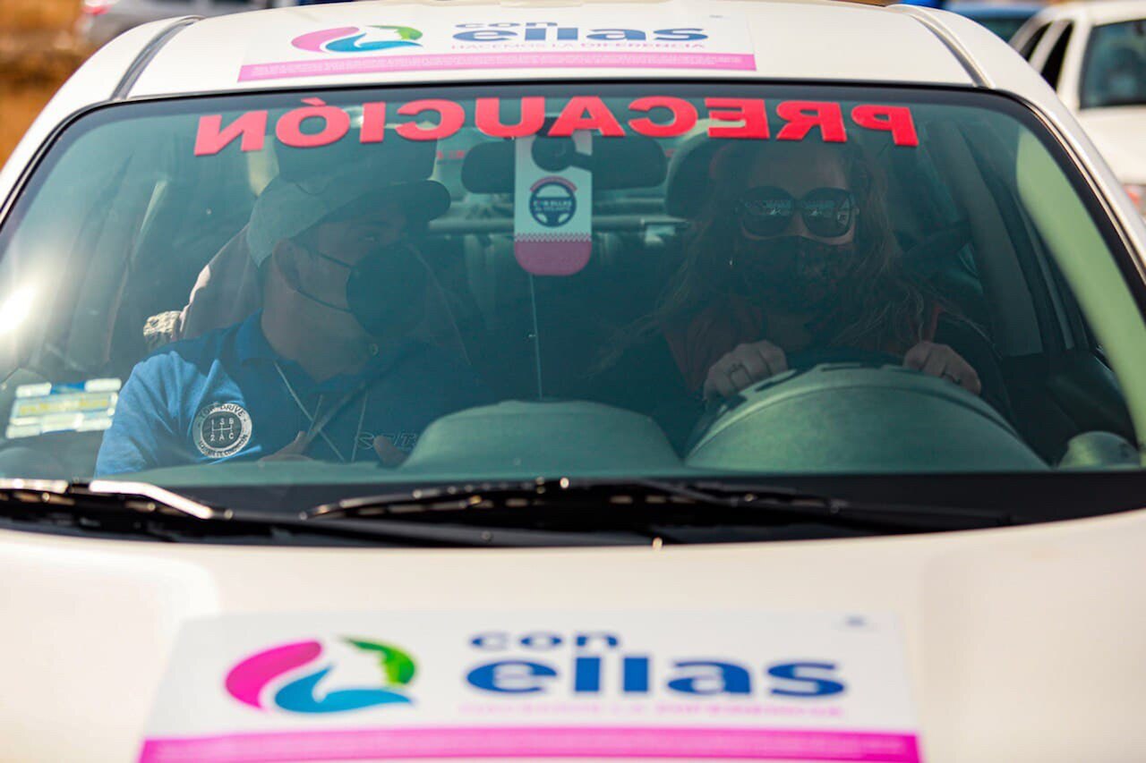 Como pan caliente: se agotan cursos gratis de manejo para mujeres