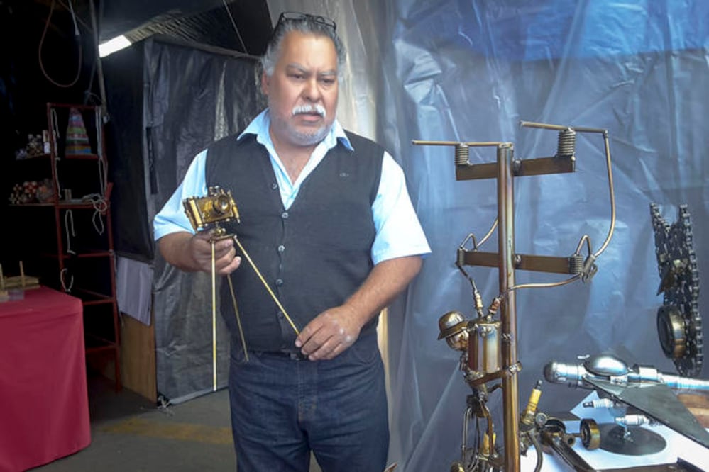 Miguel González tuvo que aprender de sus hijos a elaborar las piezas. El reto ahora es crear figuras del tamaño de una persona (RICARDO LUGO)