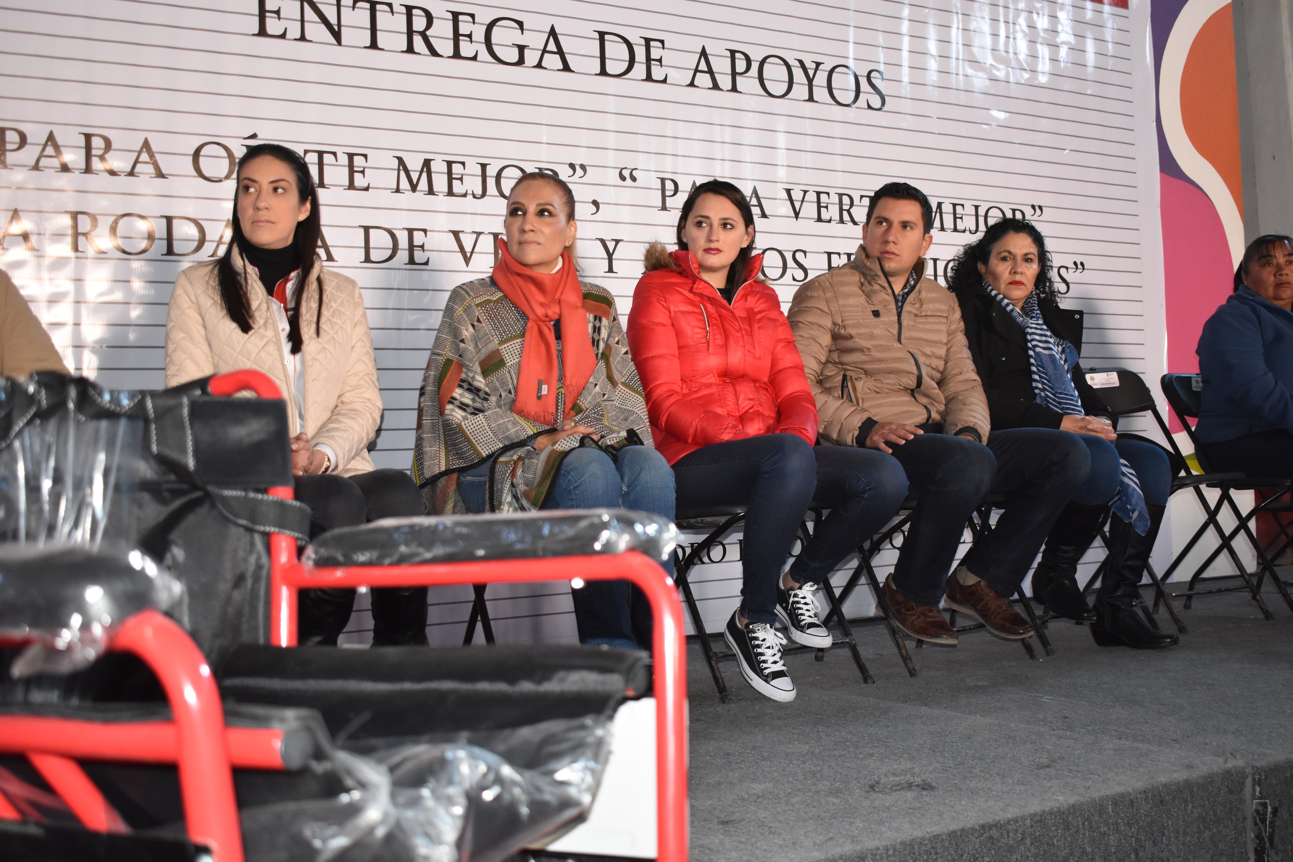 Entregan apoyos sociales en Pedro Escobedo