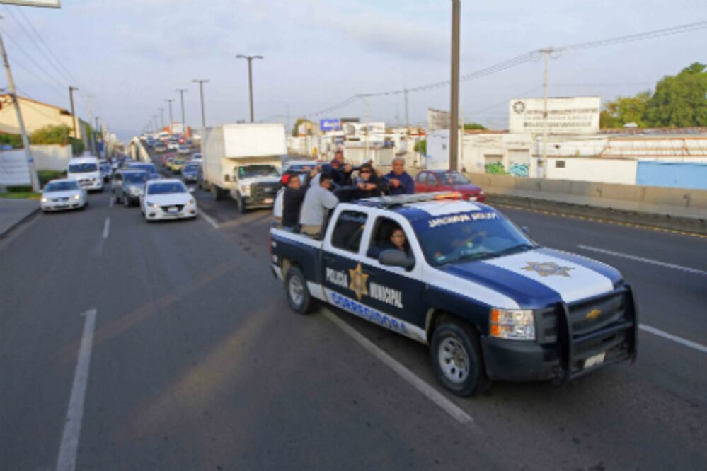 Policías de Corregidora transportan a ciudadanos
