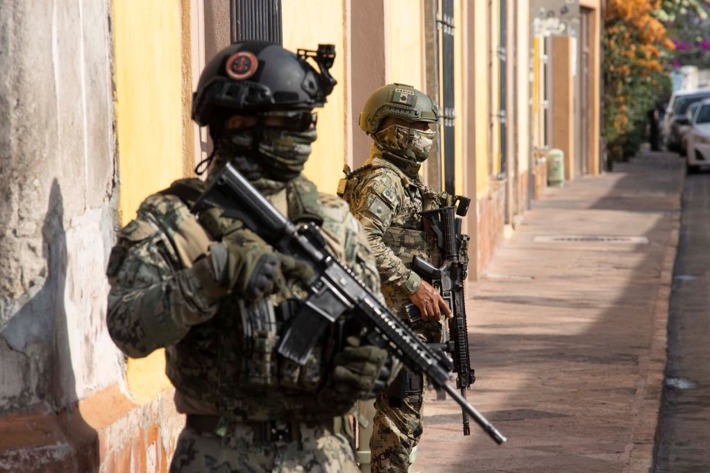 En Querétaro, desarticulan a grupo que traficaba armas entre Estados Unidos y Canadá