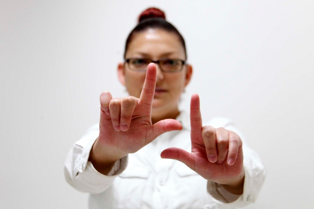 Crean traductor de lenguaje de señas  