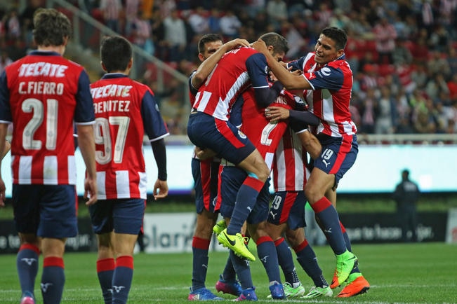 Chivas,  con drama, pero sigue con vida