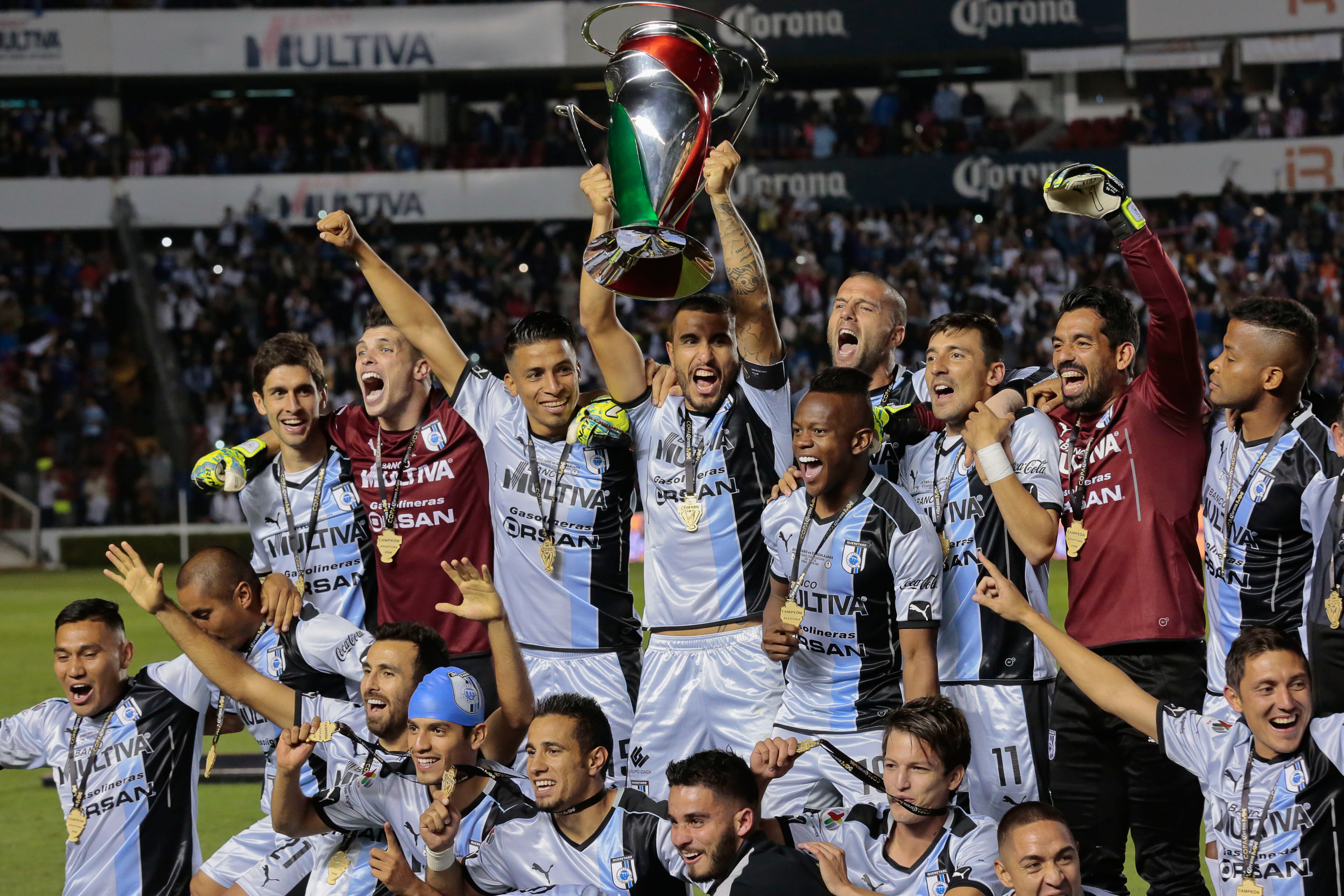 Los Emplumados secoronaron enla final de la CopaMX venciendo a las Chivas de Guadalajara en penaltis (3-2). El portero brasileño Tiago Volpi se convirtió en el héroe indiscutible del partido (VÍCTOR PICHARDO. EL UNIVERSAL)