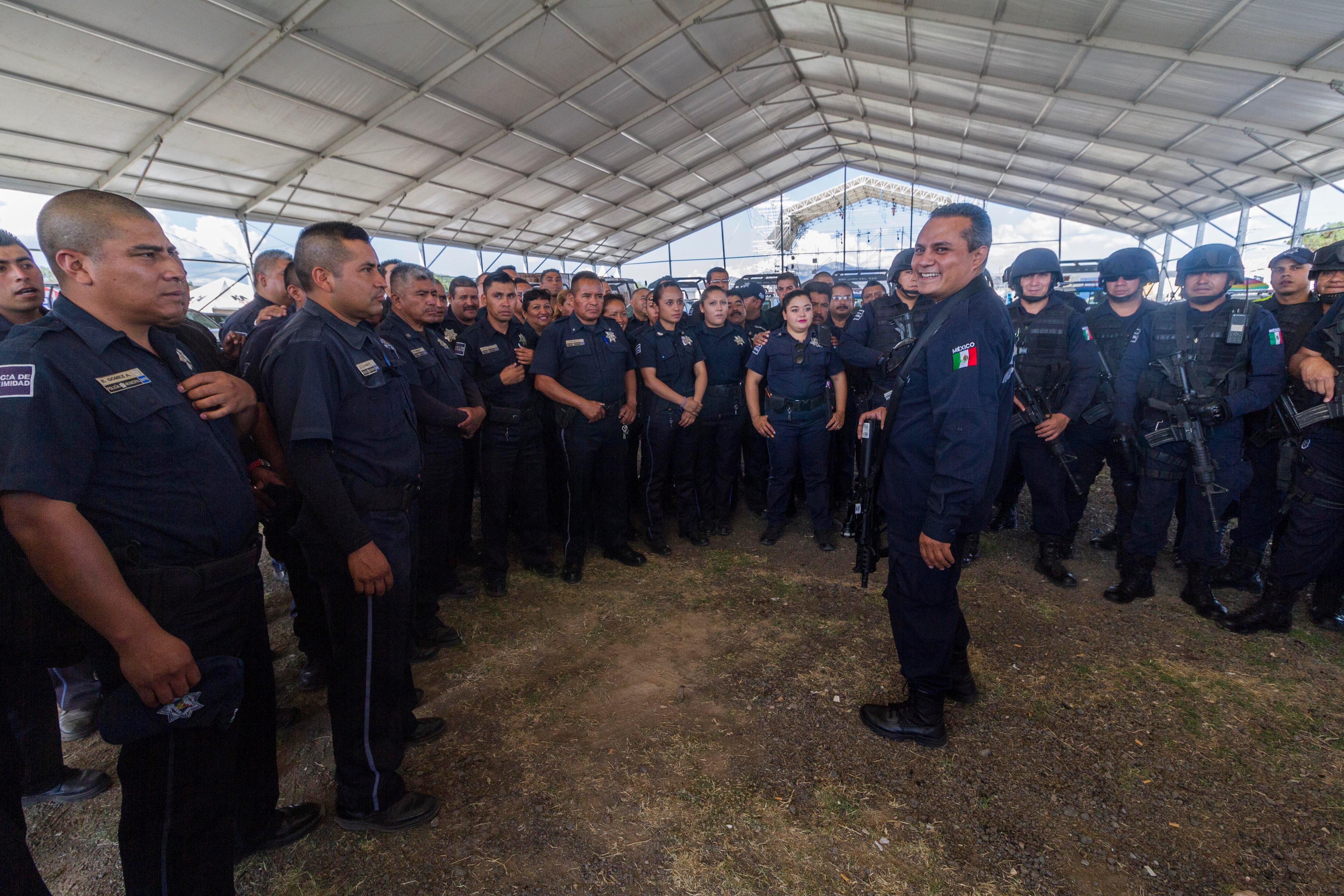 Dan a policías curso sobre masculinidad positiva