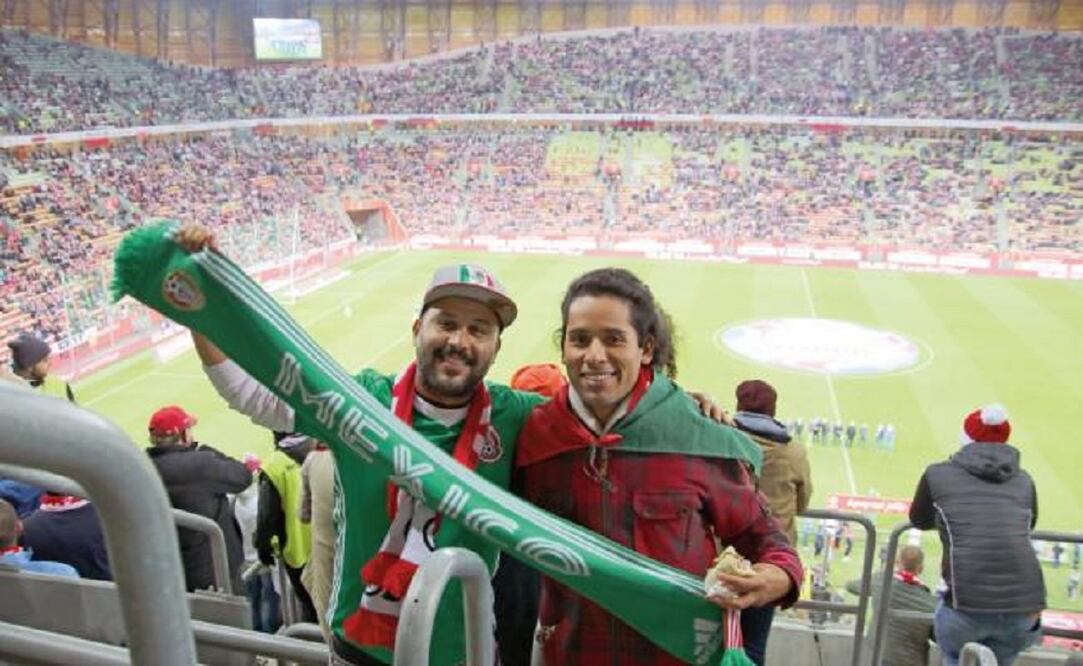 La afición mexicana, como es habitual, sigue al Tri a donde sea (ABRAHAM GUERRERO. EL UNIVERSAL)