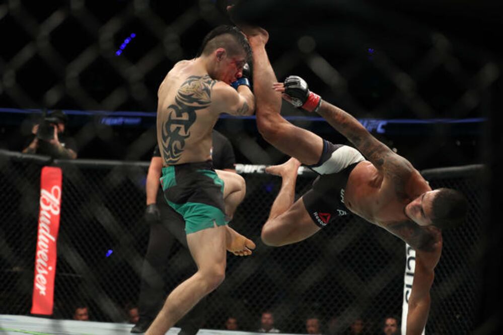 Brandon (izq.) no tuvo las armas para defenderse del ataque de Sergio Pettis, quien se llevó la noche. (VALENTE ROSAS. EL UNIVERSAL)