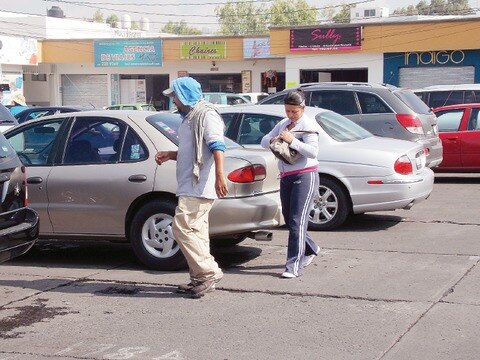Franeleros trabajan drogados, acusan