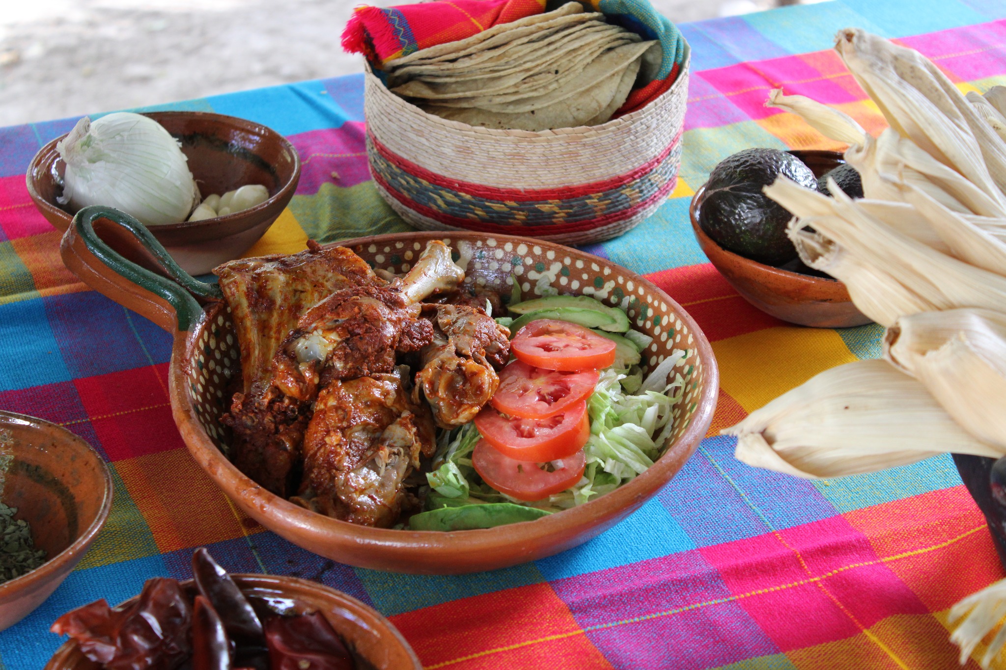 Desde el semidesierto queretano, el chivo tapeado ofrece una experiencia gastronómica auténtica con ingredientes locales, técnicas tradicionales y una historia viva. Foto: Secretaría de Turismo del Estado de Querétaro.