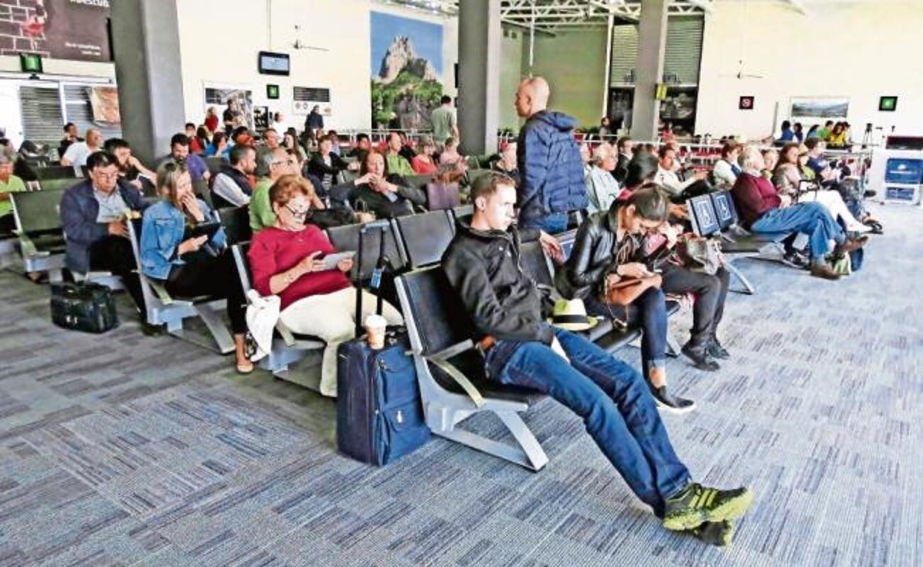 Aerolíneas deben reembolsar a clientes afectados por demoras